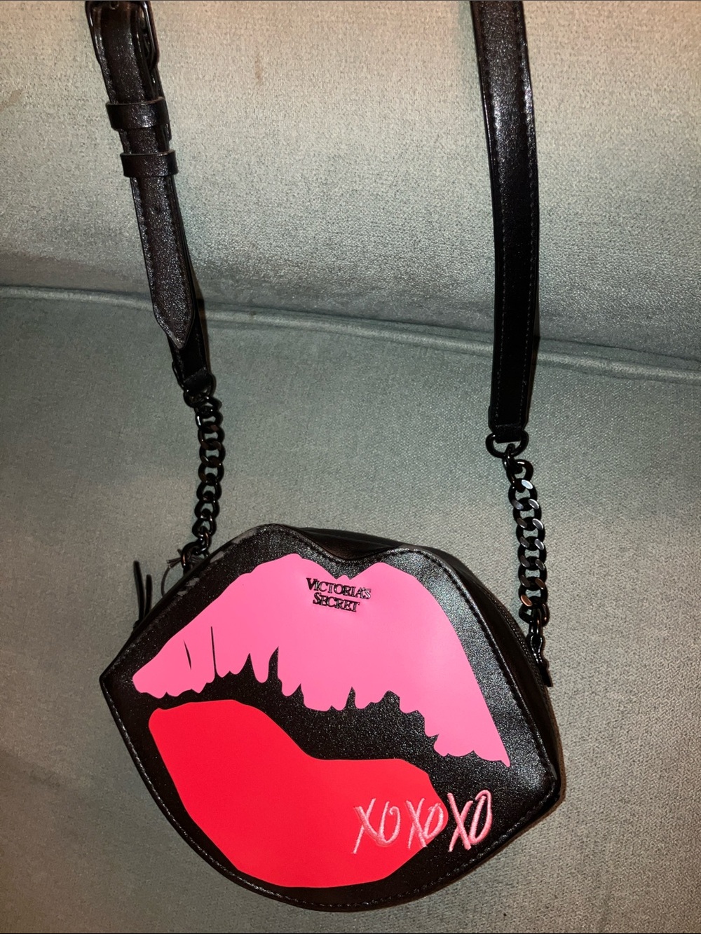💋Victoria’s Secret Y2K lips xoxo crossbody bag glam kitsch VS purse NWT - Picture 9 of 13
